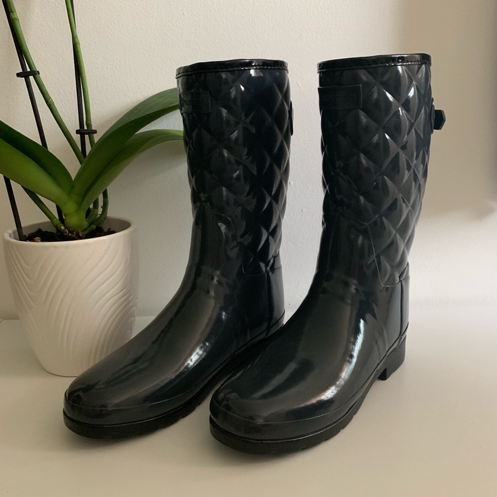 {hunter} refined high gloss quilted short boot